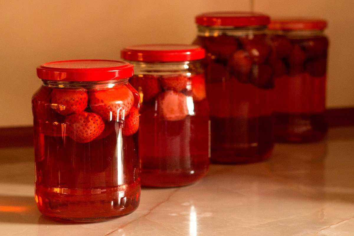Клубничный компот на зиму - базовый рецепт и вариации