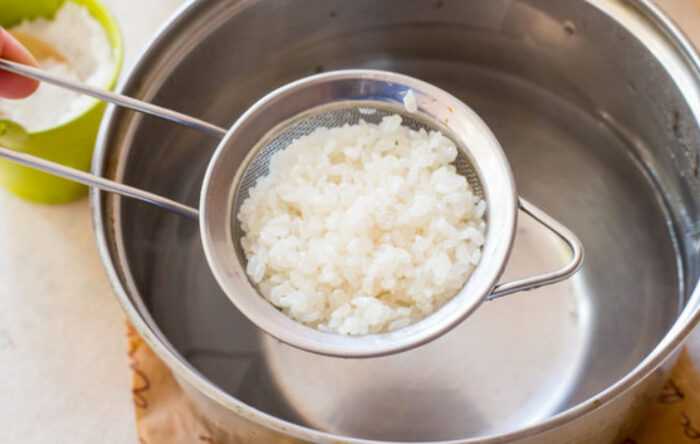 Рис в кипящую или холодную. Рис в кастрюле. Кастрюля для варки риса. Кастрюля для варки рисовой каши. Емкость для варки риса в кастрюле.