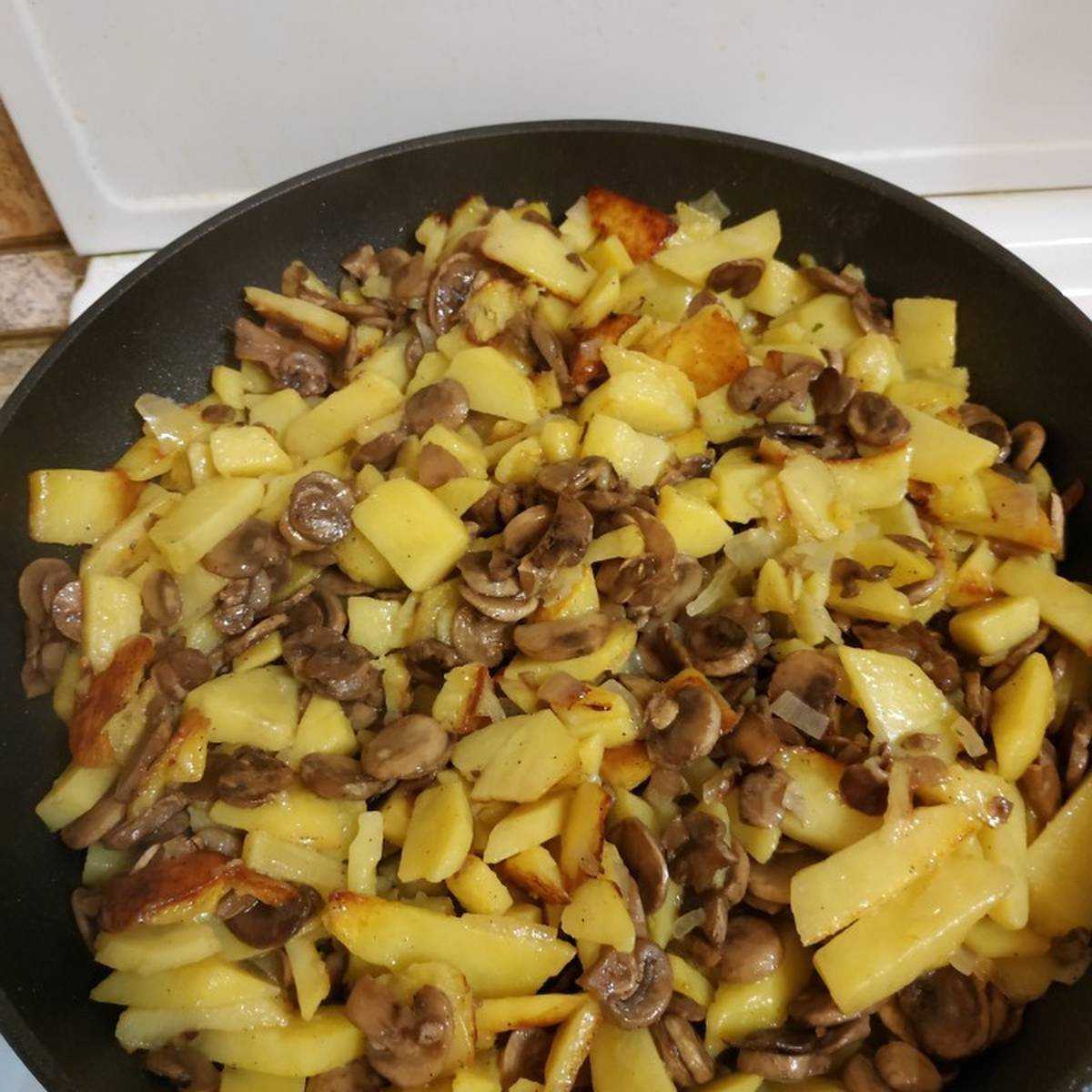 Жареная картошка с луком на сковороде  | как приготовить на webpudding.ru