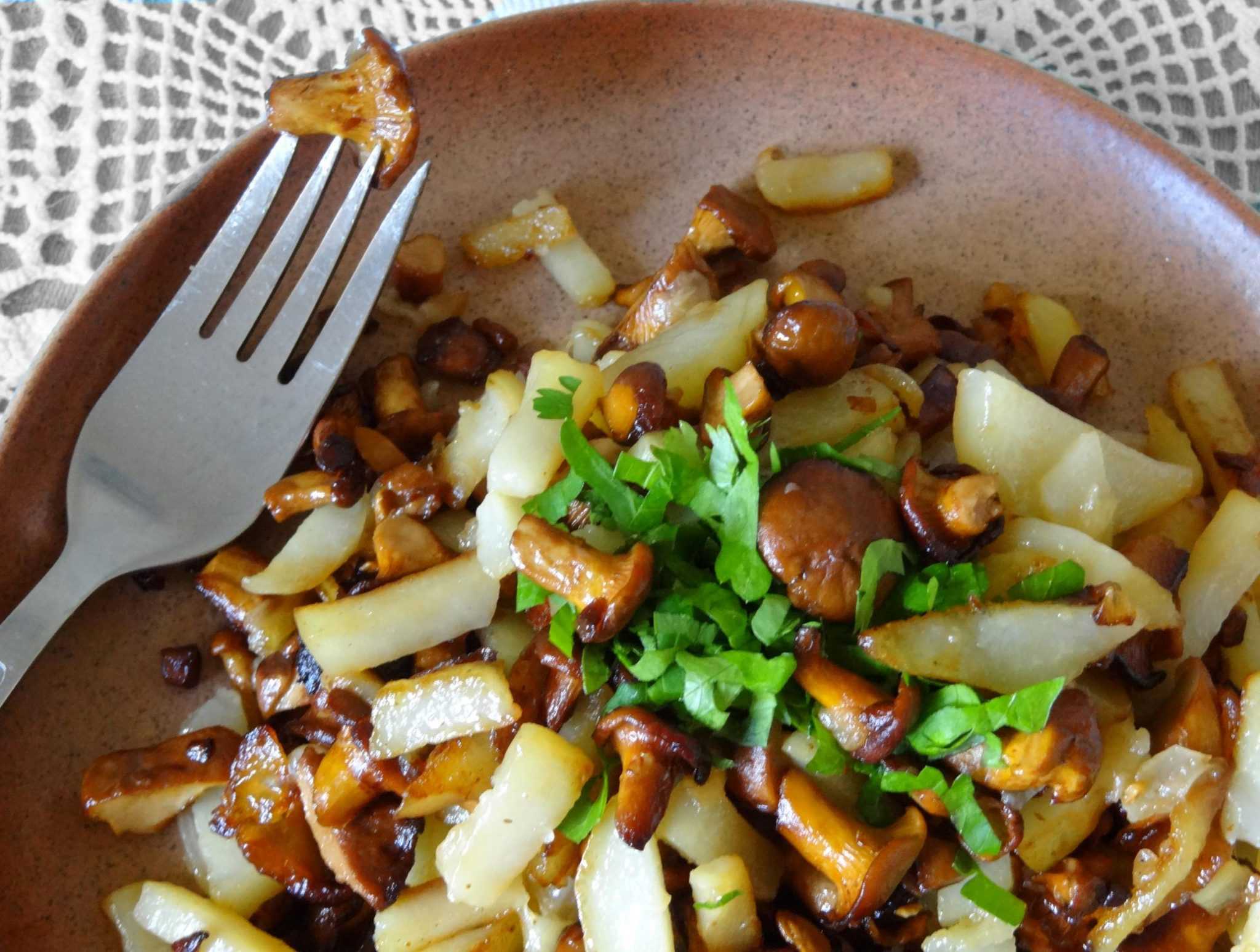 Жареная картошка с лисичками и луком на сковороде, рецепт с фото пошагово