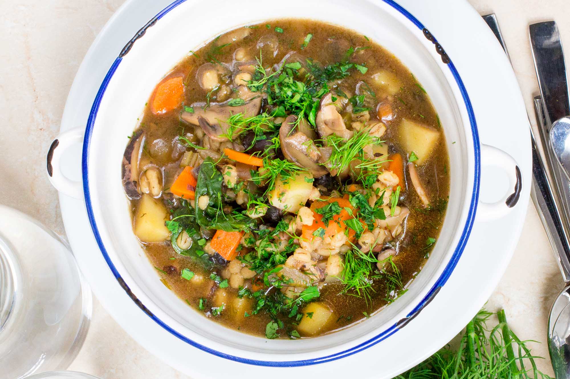 Грибной суп на курином бульоне - вкусное и питательное блюдо: рецепт с фото и видео
