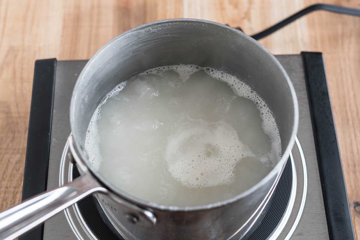 Картошку кидать в кипящую воду. Рис в кастрюле. Довести воду до кипения. Кипящая кастрюля. Вареный рис в кастрюле.