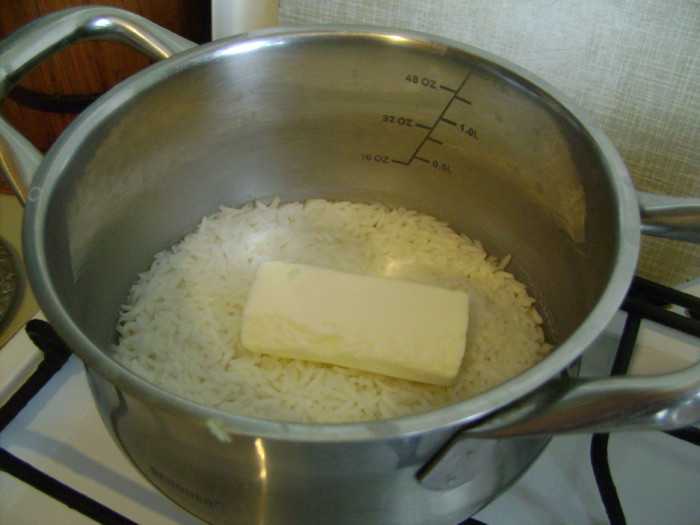 Как готовить рис в кастрюле на воде. Рис в кастрюле. Рис на гарнир рассыпчатый в кастрюле. Отварить рис рассыпчатым на гарнир в кастрюле. Рассыпчатый рис в кастрюле.