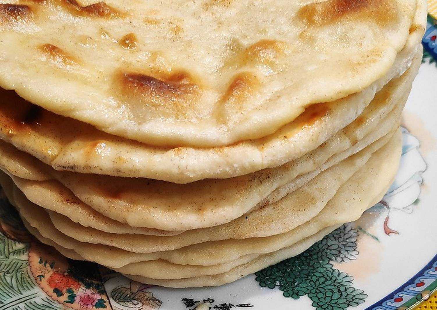 Рецепт лепешек на воде с яйцами. Армянская лепешка. Хлеб лепешка. Лепешки вместо хлеба. Армянские лепешки на сковороде.