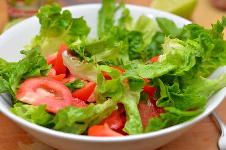 Салат без помидоров рецепт простой. Салат с листьями салата. Овощной салат с листьями салата. Помидоры и листья салата. Салат с салатными листьями.