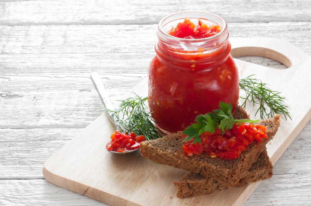 10 классических рецептов аджики из помидоров и чеснока 2022: пошаговые с фото на зиму