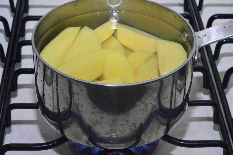 Картошку варят в кипящей. Картошка в кастрюле. Вареный картофель в кастрюле. Картофельное пюре в кастрюле. Картошка пюре в кастрюле.