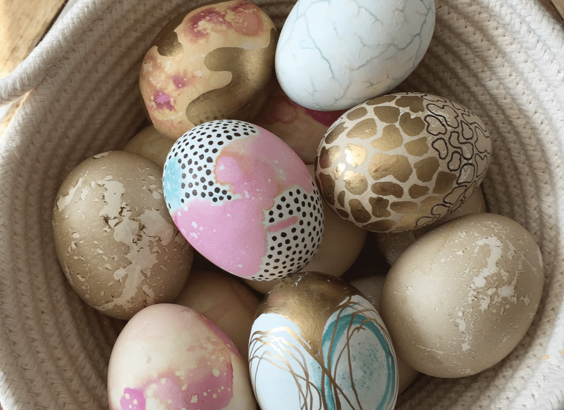 Красивые яйца на пасху своими руками. Украшение пасхальных яиц. Крашеные пасхальные яйца. Крашеные яйца на Пасху. Декор яиц на Пасху.