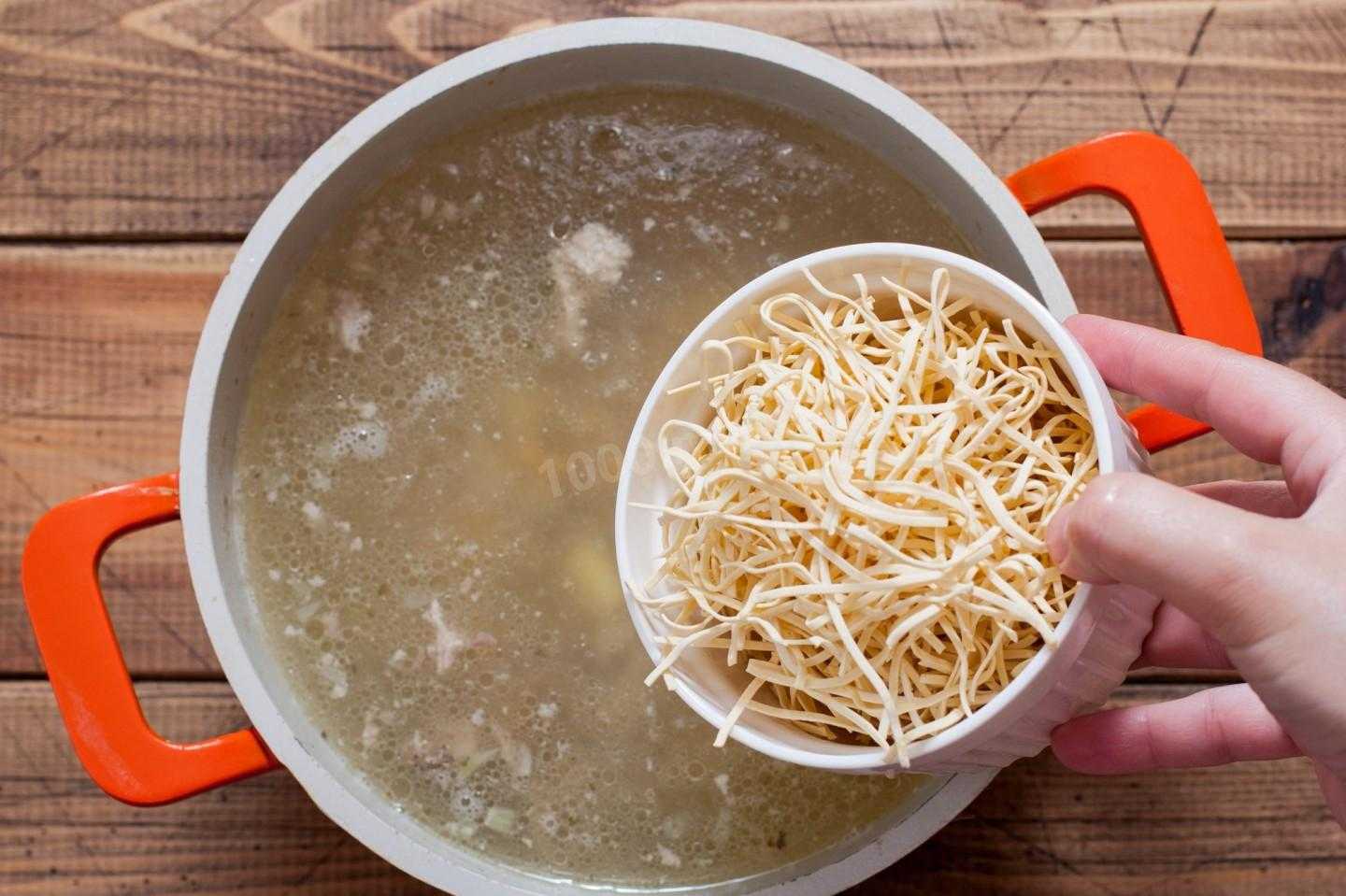 Лапша 5 минут варки. Вареная лапша в мультиварке. Как варить суп с яичной лапшой. Приготовленная лапша в кастрюле.