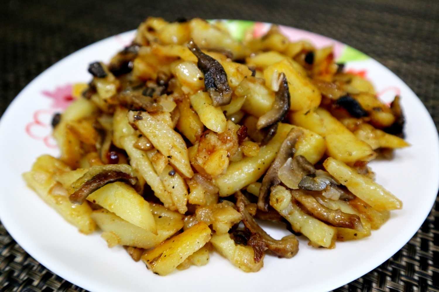 Жареная картошка с луком на сковороде с хрустящей румяной корочкой рецепт с фото