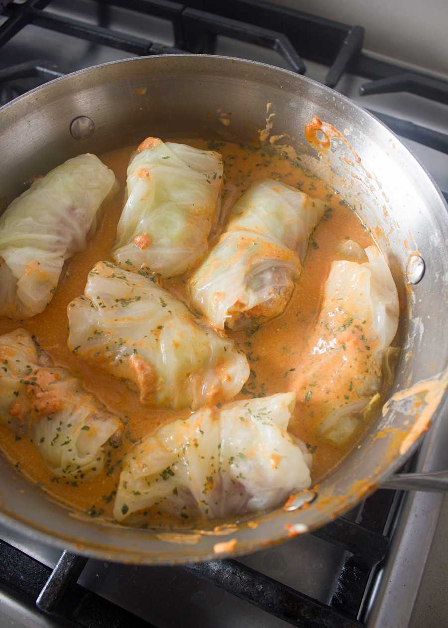 Голубцы в сковороде в томатно сметанном соусе рецепт с пошаговым фото