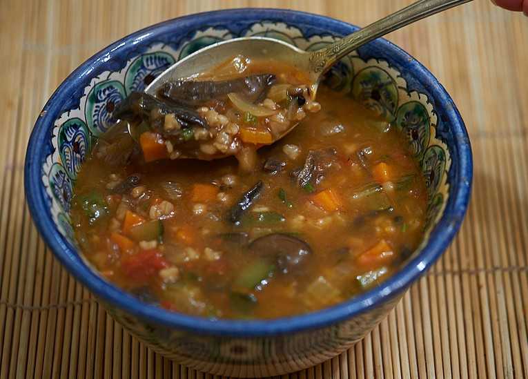 Рассольник с перловкой и солеными огурцами: классические рецепты супа рассольник