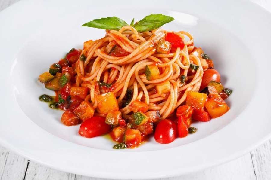 Паста с овощами с соусом. Спагетти со сладким перцем и помидорами. Макароны с овощами. Овощная паста. Паста с овощами.