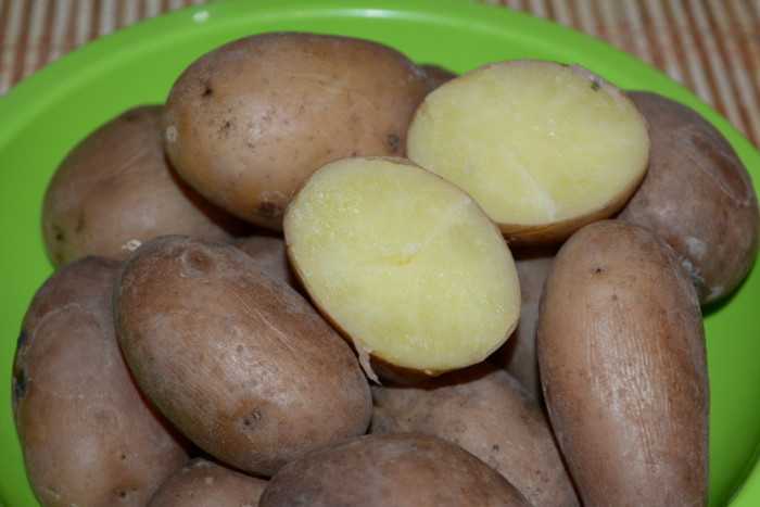 Сколько варить картошку в мундире в кастрюле после закипания воды, в мультиварке, микроволновке, молодую, крупную, для салата + отзывы