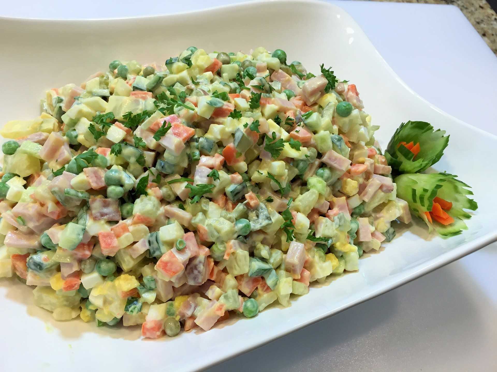 Салат с креветками и кальмарами, очень вкусные и простые рецепты