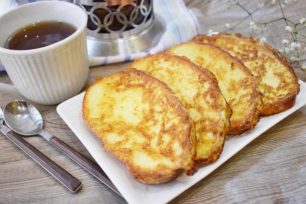 Гренки на сковороде с молоком. Гренки с яйцом на сковороде. Гренки с яйцом без молока. Гренки с яйцом на сковороде без молока. Гренки с яйцом на сковороде дома.