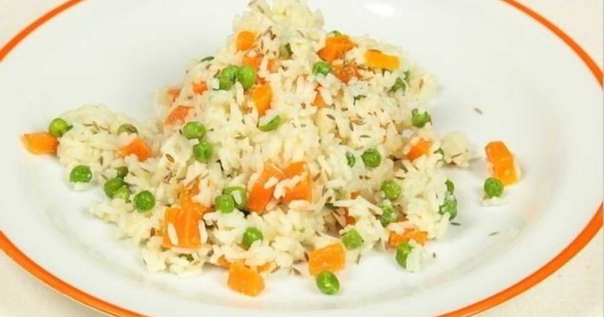 Рецепт рассыпчатого риса с морковью. Рис с зеленым горошком и морковью. Рис с морковью на гарнир. Гарнир рис с кукурузой и горошком. Рис кукуруза горошек морковь.