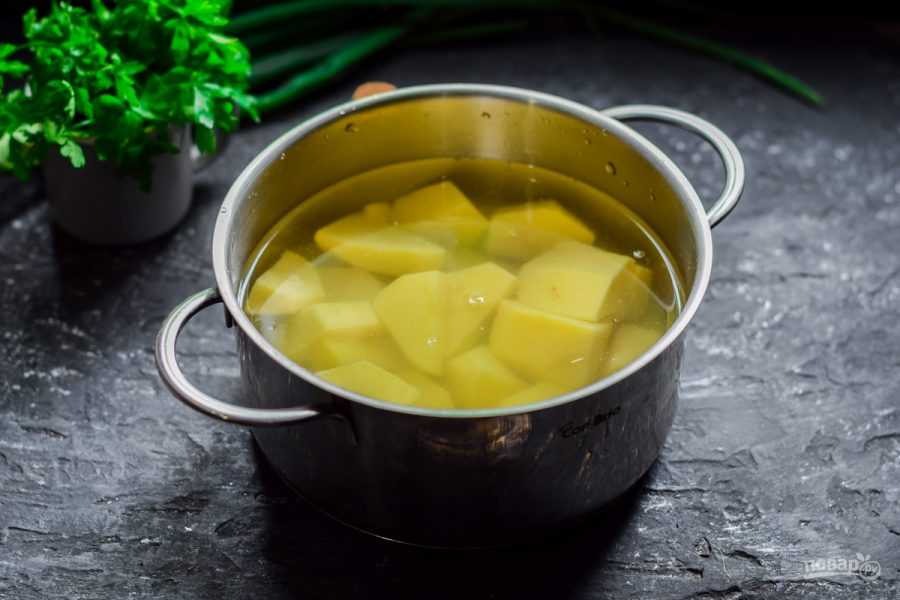 Варить картошку в кипящей воде. Картошка в кастрюле. Картофель пюре в кастрюле. Вареная картошка в кастрюле. Отварить картофель.