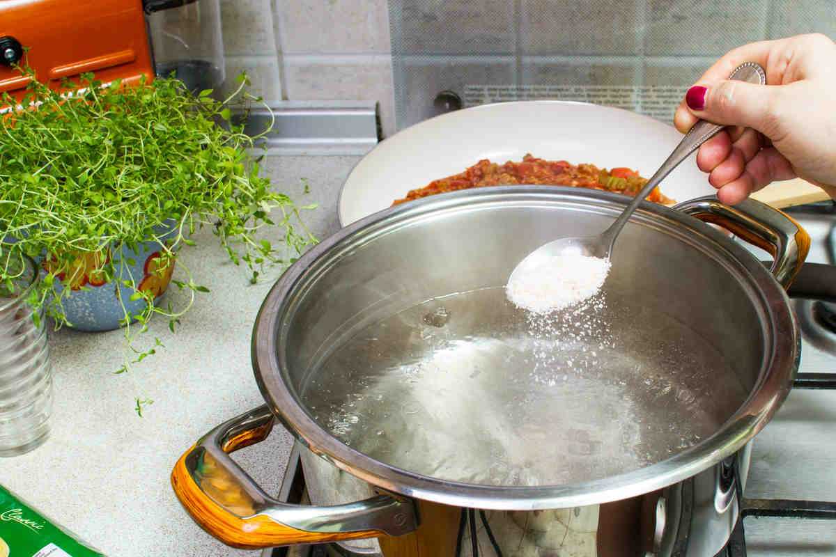 Можно ли варить салаты с использованием уксуса в алюминиевых кастрюлях