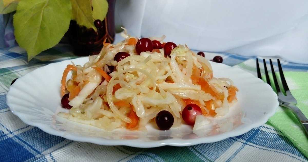 Салат с квашеной капустой и корейской морковью