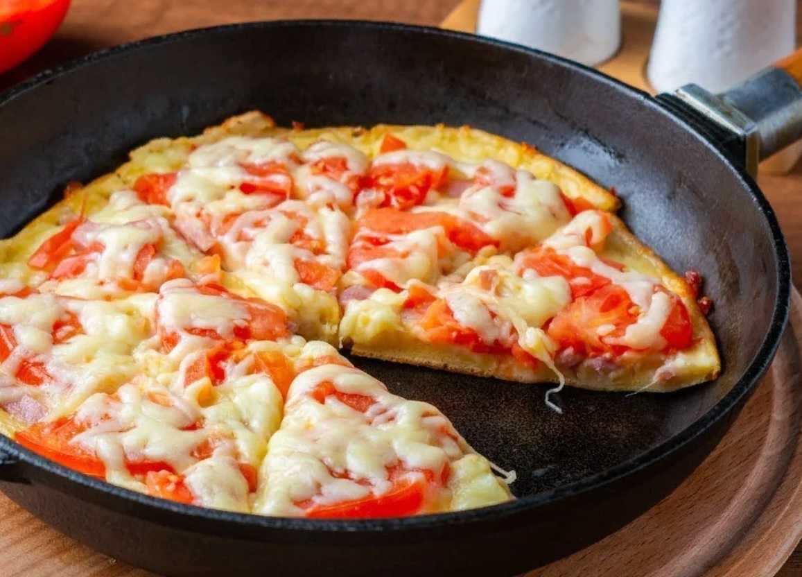 пицца с колбасой и сыром и помидорами рецепт в духовке с готовым тестом фото 85