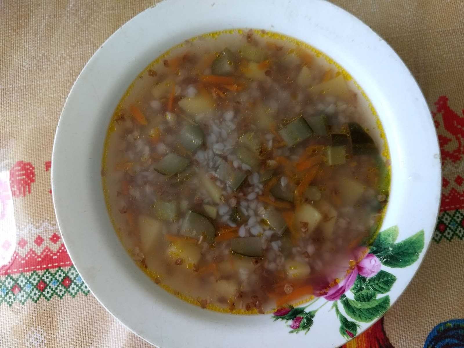 Рассольник с перловкой и солеными огурцами