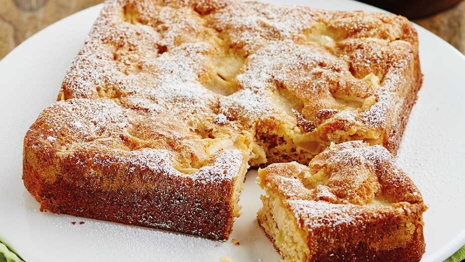 Пирог быстро и вкусно в духовке. Пирог с яблоками в духовке. Итальянский пирог с яблоками. Шарлотка с яблоками прямоугольная. Шарлотка квадратная.