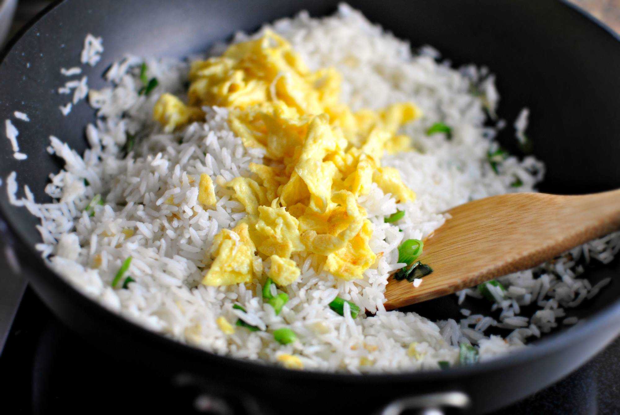 Как приготовить жареный рис по китайски. Китайский жареный рис с яйцом. Рис в азиатском стиле с яйцом. Рис с яйцом китайская кухня. Рис с яйцом и соевым соусом.