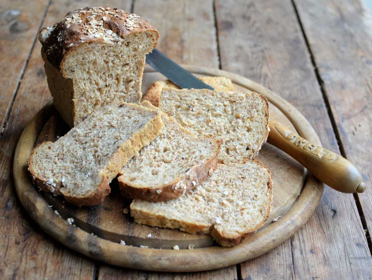 Хмелевой хлеб рецепт. Хлеб на хмелевой закваске. Хлеб бездрожжевой нарезанный. Хлеб с отрубями. Разрезанный хлеб.