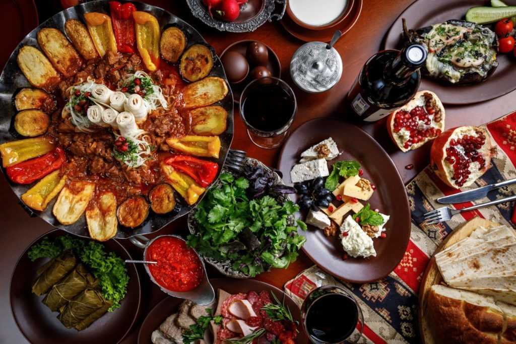 Айлазан – это блюдо армянской кухни, которое представляет собой овощное рагу, чем-то напоминающее соте Обычно его готовят без мяса, с минимальным количеством масла, то есть, можно смело называть его диетическим