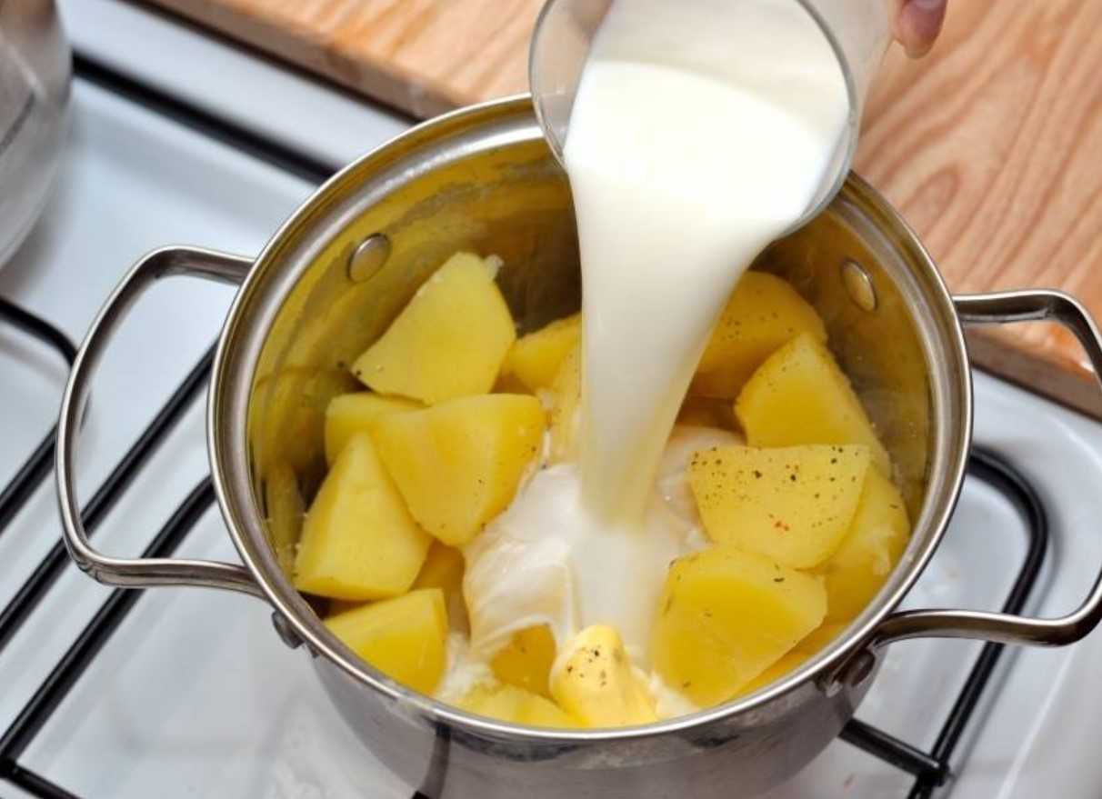 Картошку кидают в кипящую воду. Картофель в молоке. Картофель в молоке вареный. Картофельное пюре в кастрюле. Протирание картофельного пюре.