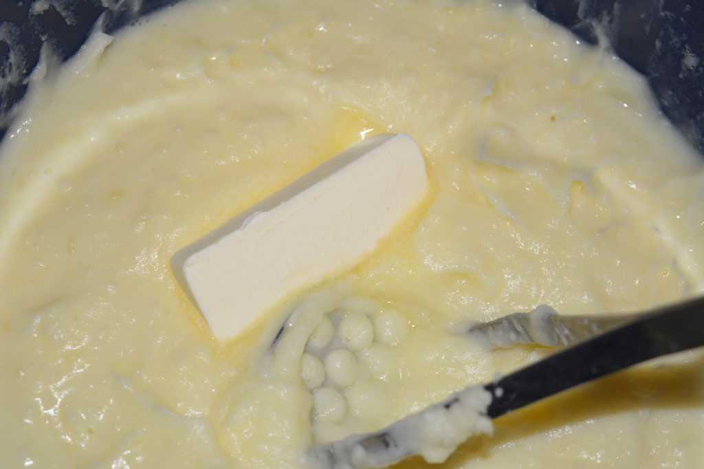 Масло сливочное сварить. Пюре картофельное с молоком. Пюре с молоком и маслом. Пюре из картошки с молоком. Картофельное пюре на молоке.