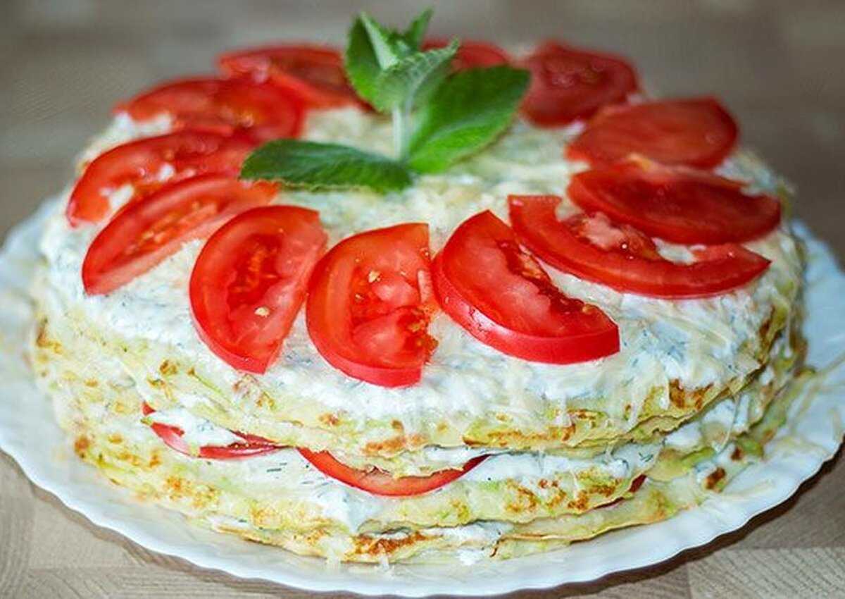 Блинный торт с помидором и сыром