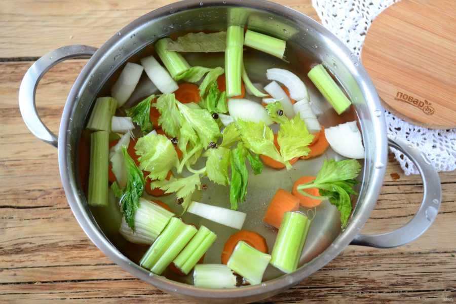 Суп из сельдерея стеблевого для похудения. Суп с луком пореем. Суп с сельдереем стеблевым и пореем. Бульон с луком.
