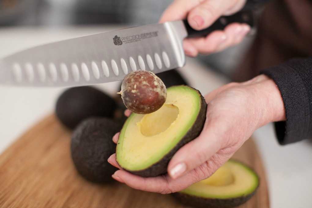 Как почистить авокадо для салата или суши - ijuls.com