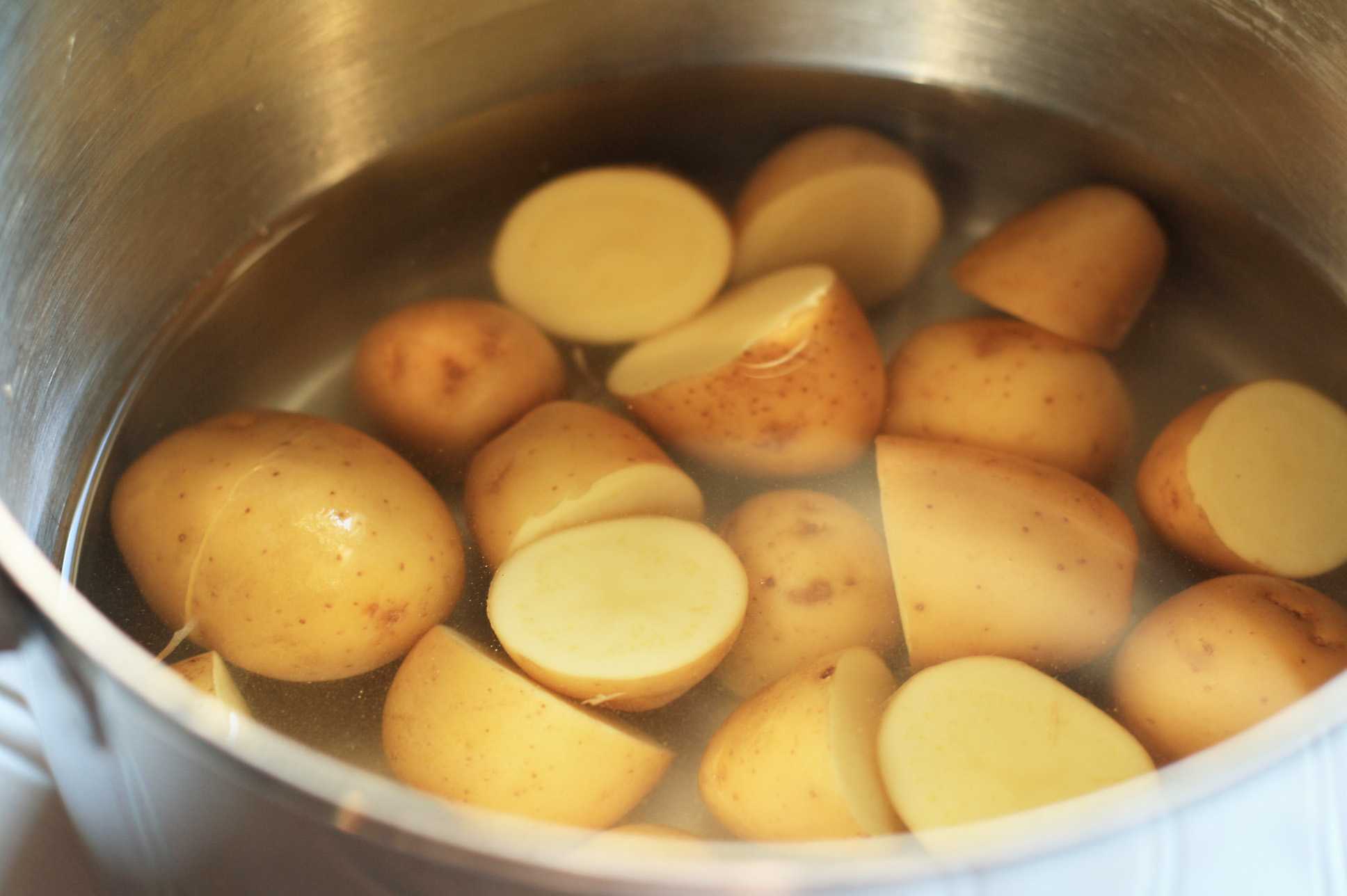 Сколько варить очищенную картошку в кастрюле, иным способом после закипания в воде круглой и целой без кожуры, и картофель, мелко нарезанный кусочками или кубиками?