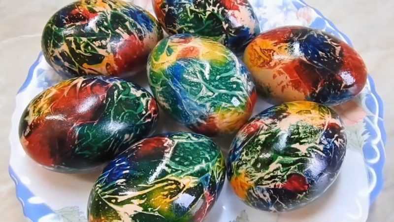 Как красить яйца пищевым красителем. Красим яйца. Краска для яиц. Красивая краска на пасхальные яйца. Оригинальная покраска яиц.