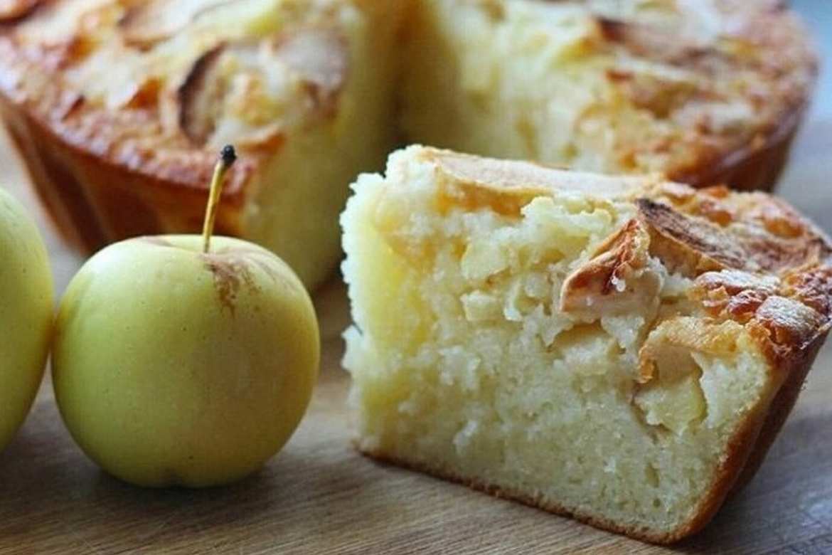 Приготовление пирог яблоками в духовке. Манник пирог шарлотка. Яблочный пирог манник. Пирог манник на кефире в духовке с яблоками. Манник с яблоками.