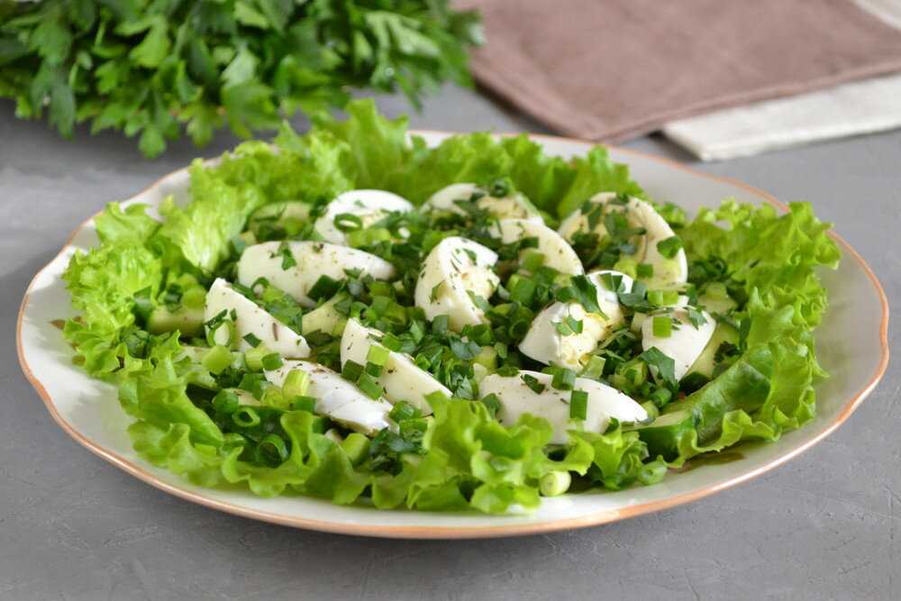 Салат с яйцами вареными простой рецепт. Салат. Зелень для салатов. Салат из зелени. Листья салата.