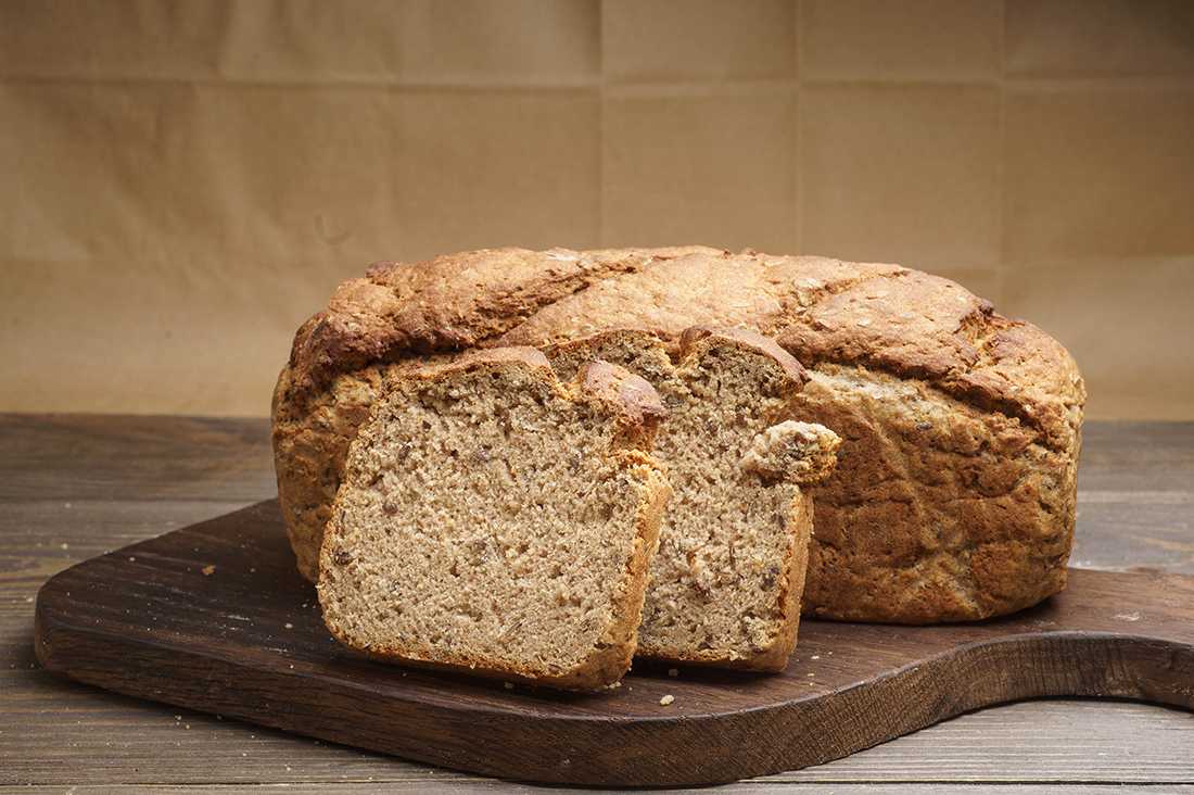 Цельнозерновой хлеб на закваске рецепт в духовке. Хлеб полбяной цельнозерновой. Хлеб из полбяной муки. Хлеб из полбы. Спельта хлеб.