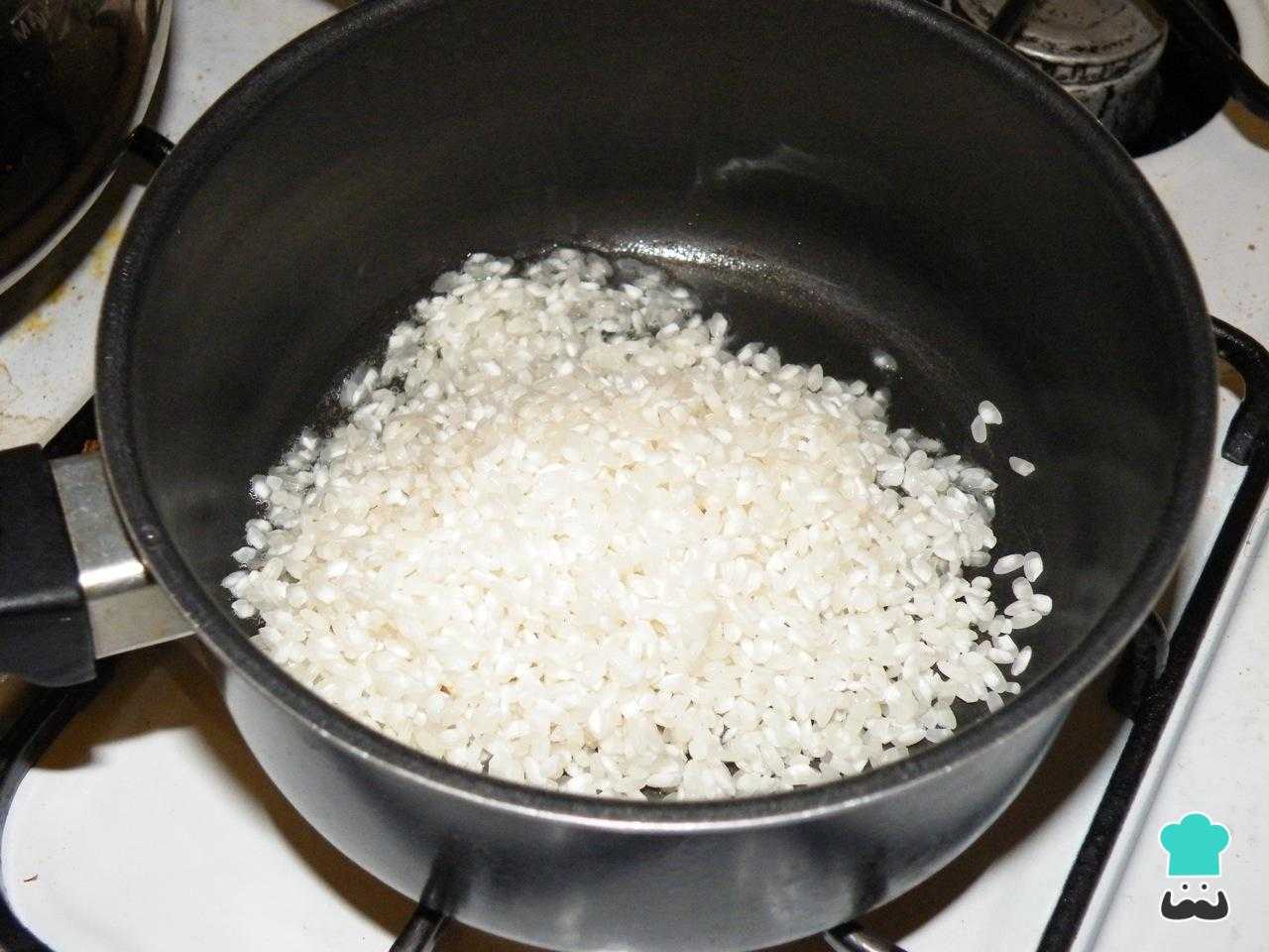 Как готовить рис в кастрюле на воде. Рис на гарнир рассыпчатый в кастрюле. Рис в кипящую воду. Рассыпчатый рис сухой. Вода для варки риса.