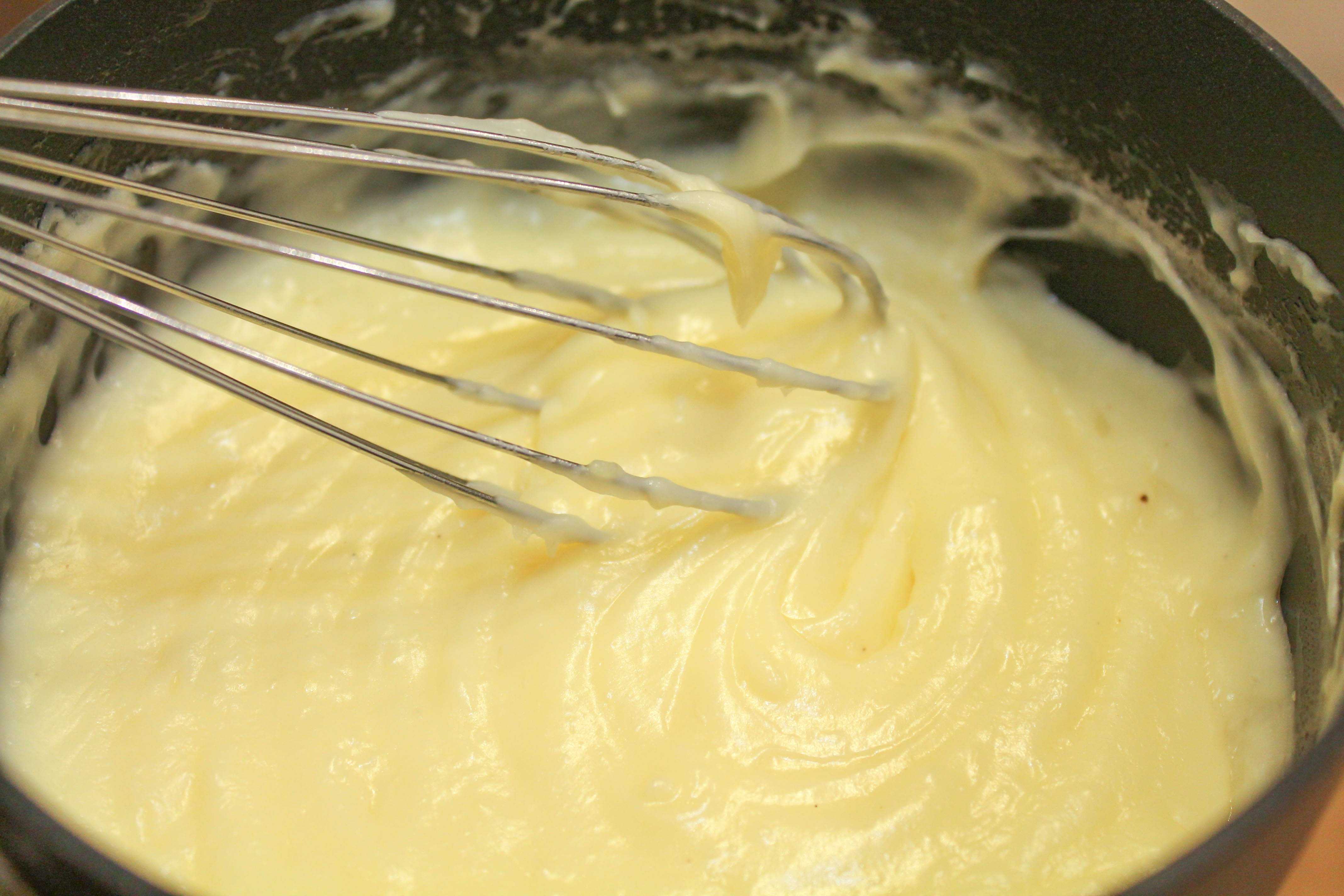 Рецепт заварного крема с маслом сливочным. Заварной крем Патисьер. Торт с заварным кремом. Заварной крем классический для торта. Приготовление заварного крема.