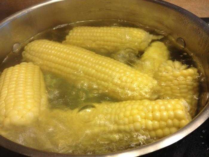 Как и сколько варить кукурузу в початках в кастрюле? рецепты кукурузы, чтобы она получилась мягкой и сочной