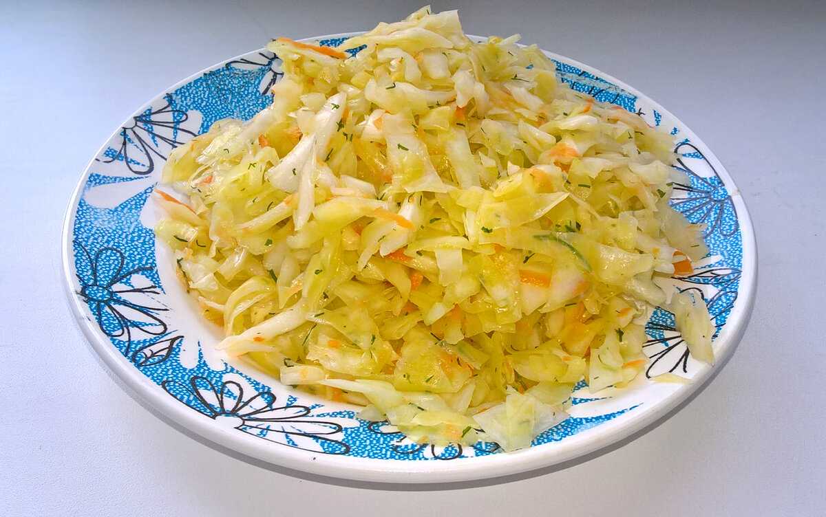 Из свежей капусты что можно. Салат с капустой брюква. Ромашка салат из свежей капусты. Желтая капуста в салатах. Салат витаминный как в детском саду.