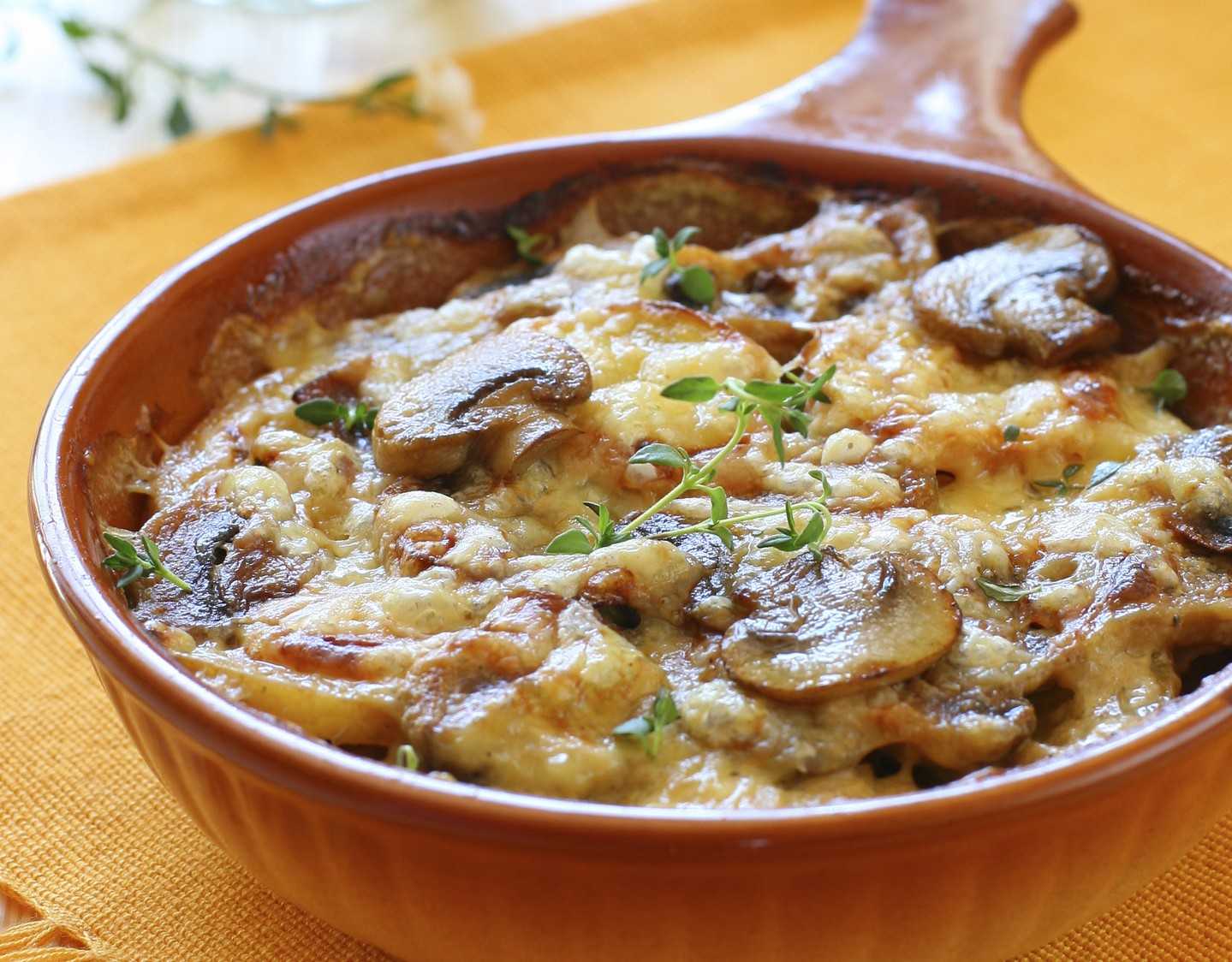 Картофельная запеканка с грибами — рецепты приготовления в духовке