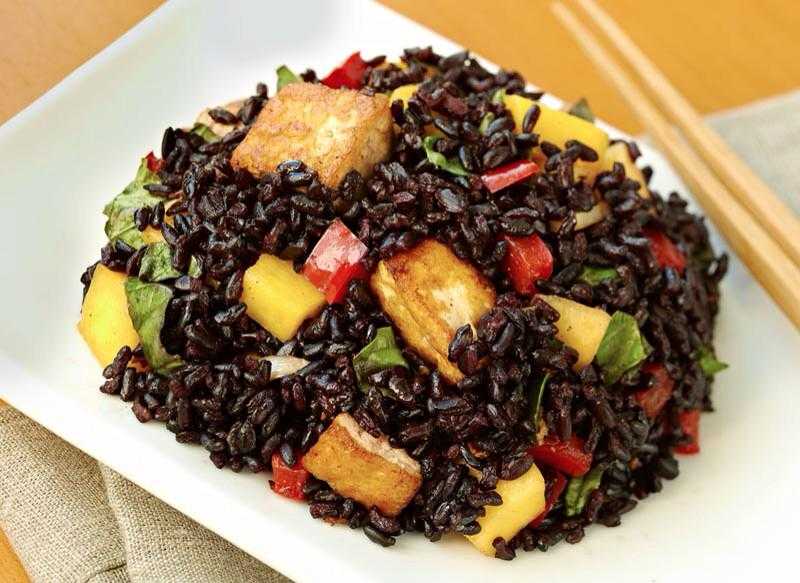 Фруктовый рис рецепт. Блюда из дикого черного риса. Блюда с черным рисом. Плов с черным рисом. Плов из черного риса.