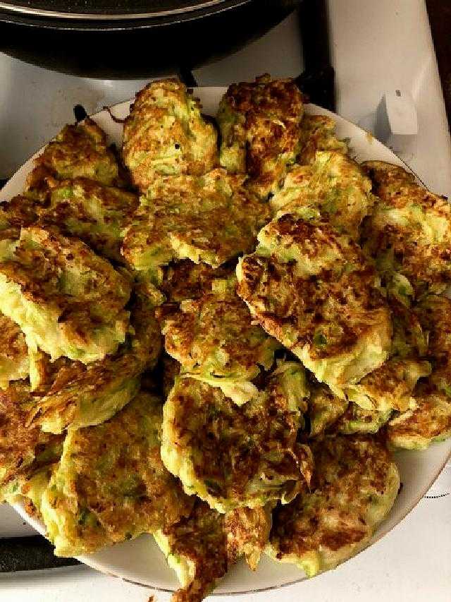 Пышные оладушки из кабачков и вкусные рецепты на сковороде фото пошагово