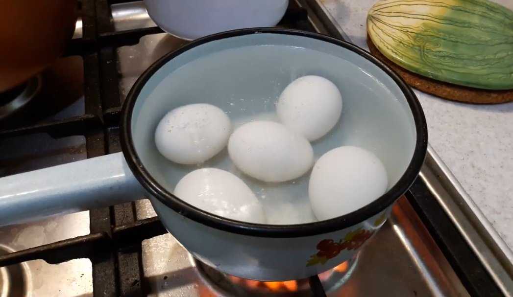 Яйца вкрутую в кипящей воде. Варка яиц. Яйца закипели. Самое вкусное яйцо. Варка яиц после закипания воды.