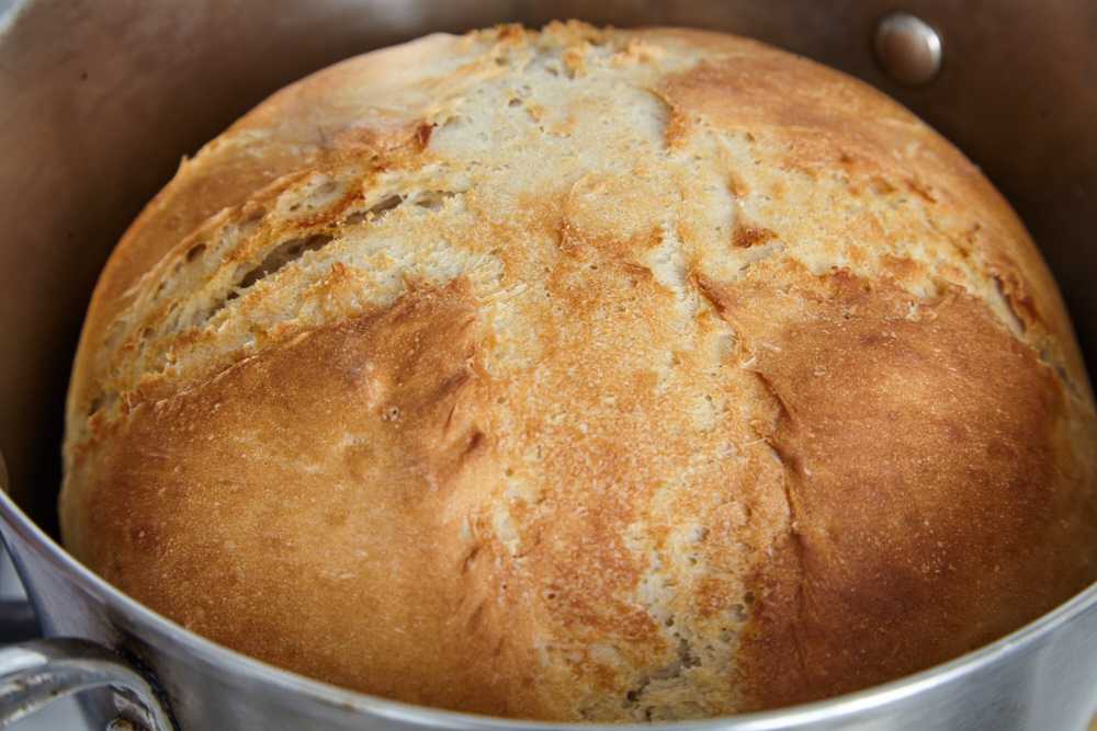 Хлеб бабушкины рецепты. Домашний хлеб на дрожжах в духовке. Домашний хлеб в духовке бабушкины. Французский домашний хлеб в духовке. Домашний хлеб в духовке на сухих дрожжах.