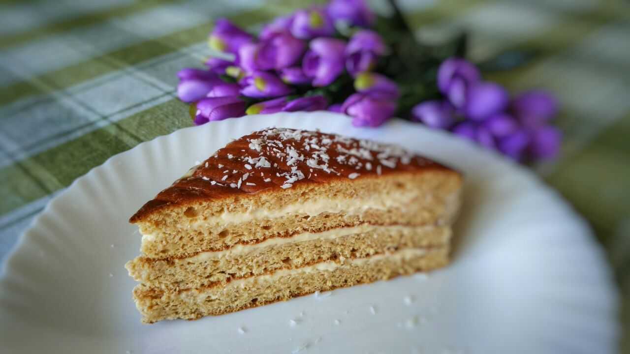 Самые лучшие рецепты классического торта медовик со сметанным кремом